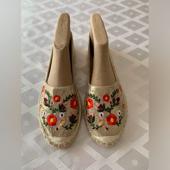 Stunning Gold Fabric Flats with Embroidered Design SIZE 10 Women's Espadrilles - Picture 9 of 12